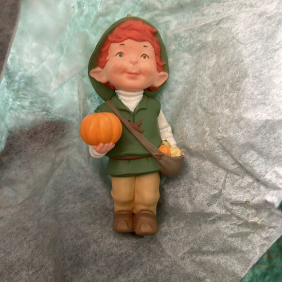 HALLMARK NIB Garden Elves Collection Harvest Joy Ornament Keepsake - Picture 6 of 8